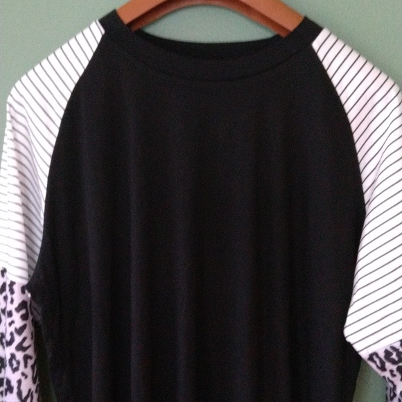 Women's black scoop neck long sleeves print sleeves casual t shirt top, size 2X - Picture 3 of 8